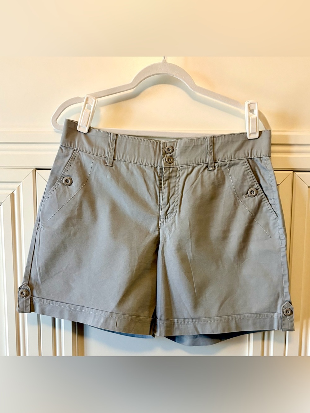 🔵 WOMENS GRAY SHORTS WITH SUPER CUTE BUTTON DETAIL - SIZE 8 - NEVER WORN 🔵